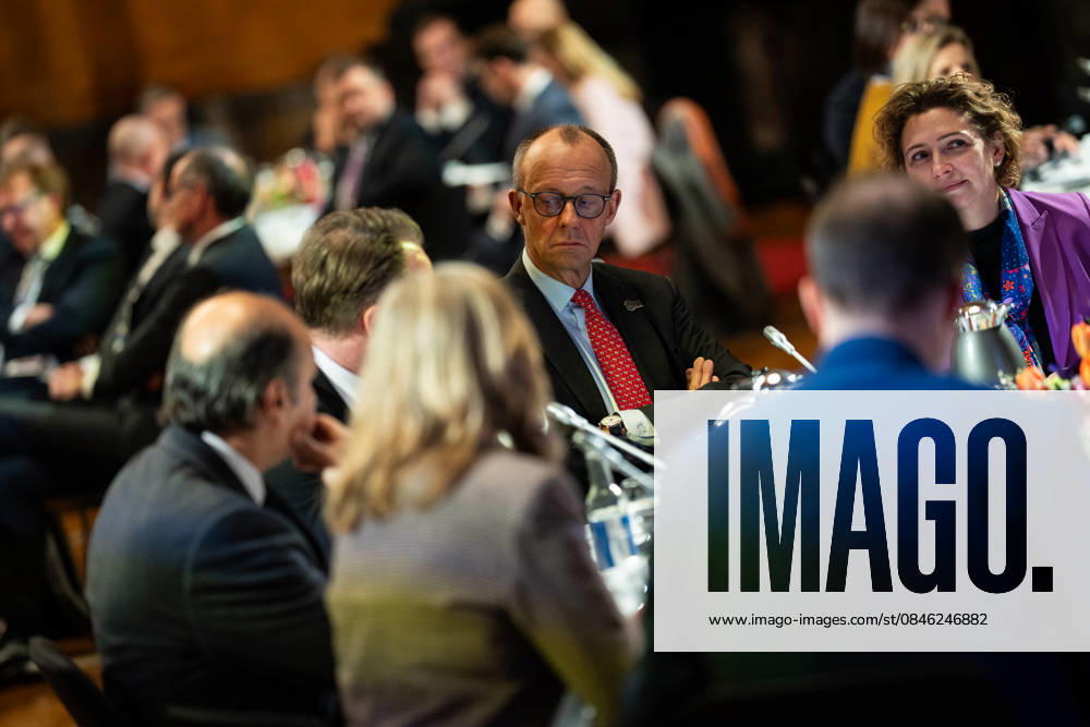Bundeskanzler Friedrich Merz hält eine Rede im Hamburger Rathaus vor den Teilnehmern des Nordseegipfels, nach seiner Rede gemeinsam mit Teilnehmern;3rd North Sea Summit 2026 in Hamburg, Germany - 3. Nordseegipfel 2026 in Hamburg, Deutschland, Hamburg Hamburg Deutschland Rathaus, Townhall