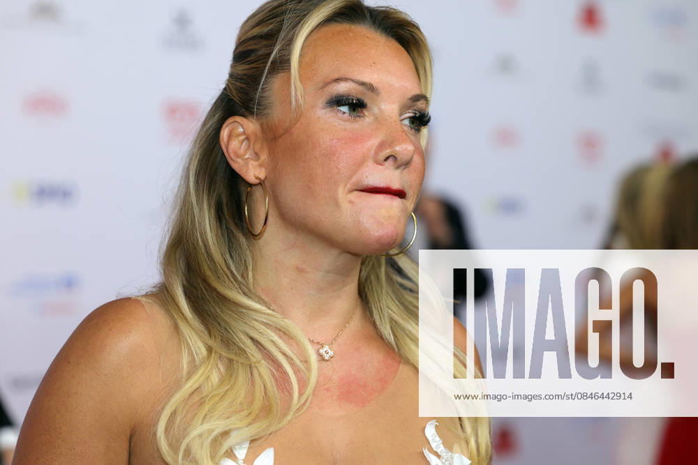 Deutscher Filmball 2026 Evelyn Burdecki (deutsche Reality-TV-Teilnehmerin) in einer weissen, schulterfreien und wunderschön bestickten Robe auf dem roten Teppich. 50. Deutscher Filmball 2026 am 24.01.2026 im Hotel Bayerischer Hof in München. Bayern, Deutschland.