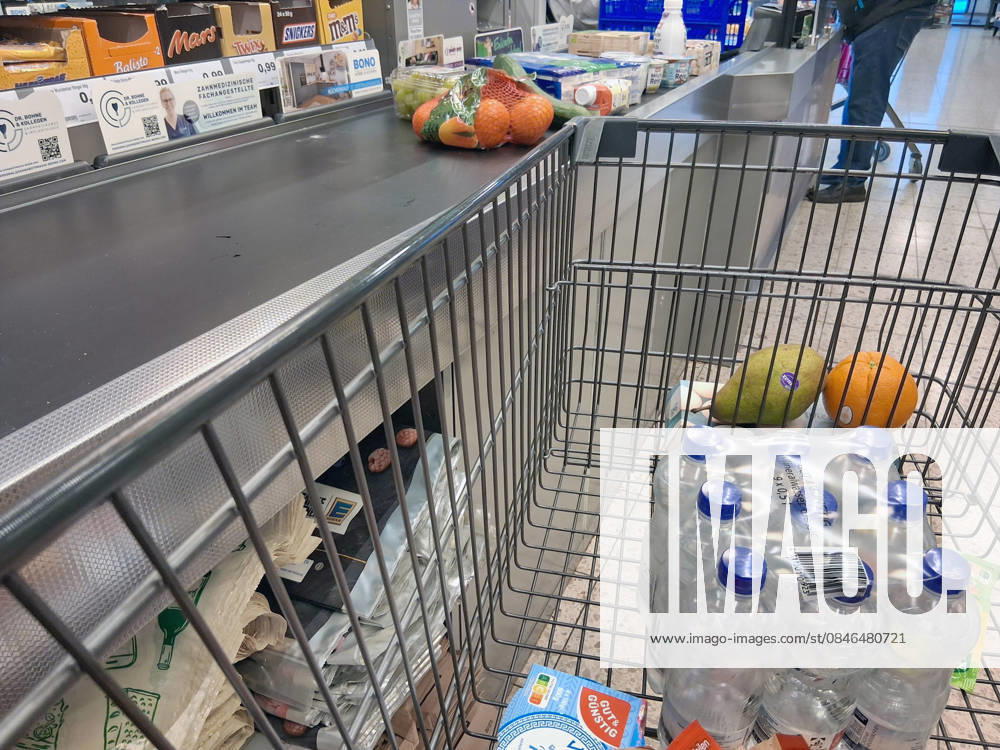 Marktkauf - Einkauf zu Zeiten von Inflation. Marktkauf - Einkauf in einem Supermarkt oder Discounter