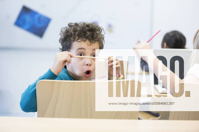 IMAGO Creative: Gesellschaft, Schule, Schulanfang IMAGO Creative: NGO, Ausbildung für Kinder Schoolboy in class staring at pencil model released Symbolfoto property released WESTF24226