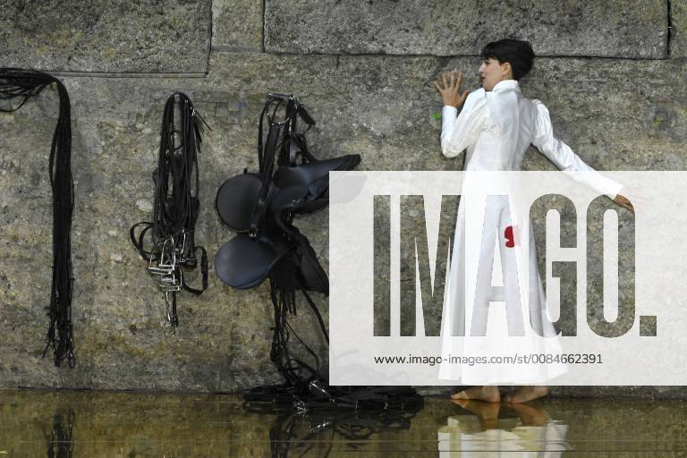 Aufführung der Oper Salome in der Felsenreitschule in Salzburg im Rahmen der Salzburger Sommerfestspiele 2018. Im Bild ist die Schauspielerin Asmik Grigorian als Salome zu sehen 2018 - Aufführung der Oper Salome in der Felsenreitschule in Salzburg im Rahmen der Salzburger Sommerfestspiele 2018