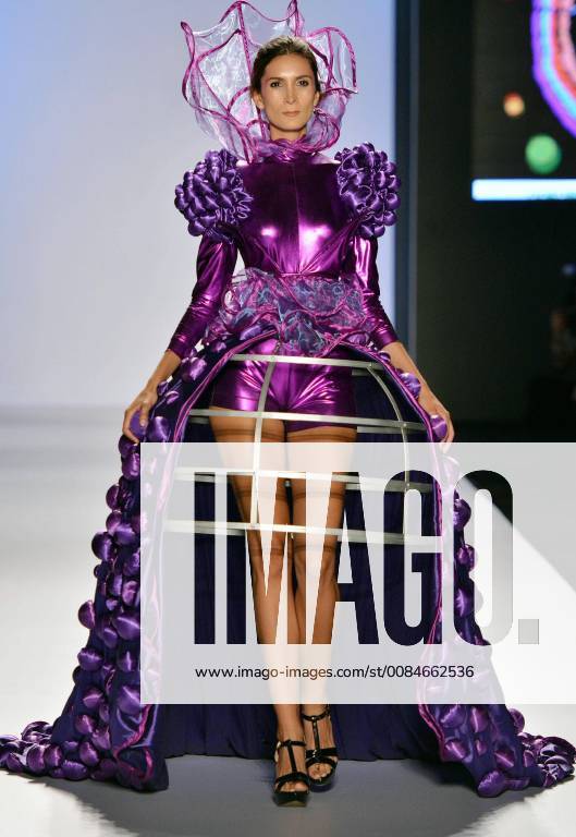 A model presents creations by students of the Area Andina University Foundation during the first day of Colombiamoda 2018, in Medellin, Colombia, 24 July 2018. Colombiamoda 2018 !ACHTUNG: NUR REDAKTIONELLE NUTZUNG!