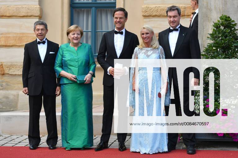 V.re:Markus SOEDER (Ministerpraesident Bayern) ,Karin BAUMUELLER SOEDER,Mark Rutte (Ministerpraesident Niederlande).JBundeskanzlerin Dr. Angela MERKEL (CDU) , oachim SAUER bei ihrer Ankunft. Eroeffnung der Bayreuther Richard Wagner Festspiele 2018. Roter Teppich am 25.07.2018. Gruener Huegel, Festspielhaus.Bayreuth.