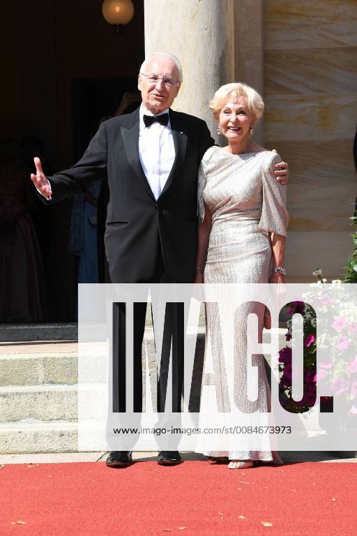 Edmund Stoiber und seine Ehefrau Karin bei der Eroeffnung der Bayreuther Festspiele am 25.07.2018 im Festspielhaus in Bayreuth Bayreuther Wagner Festspiele mit der Lohengrin Premiere, 2018
