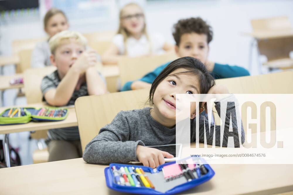 IMAGO Creative: Gesellschaft, Schule, Schulanfang Portrait of schoolgirl with classmates in class model released Symbolfoto property released WESTF24113