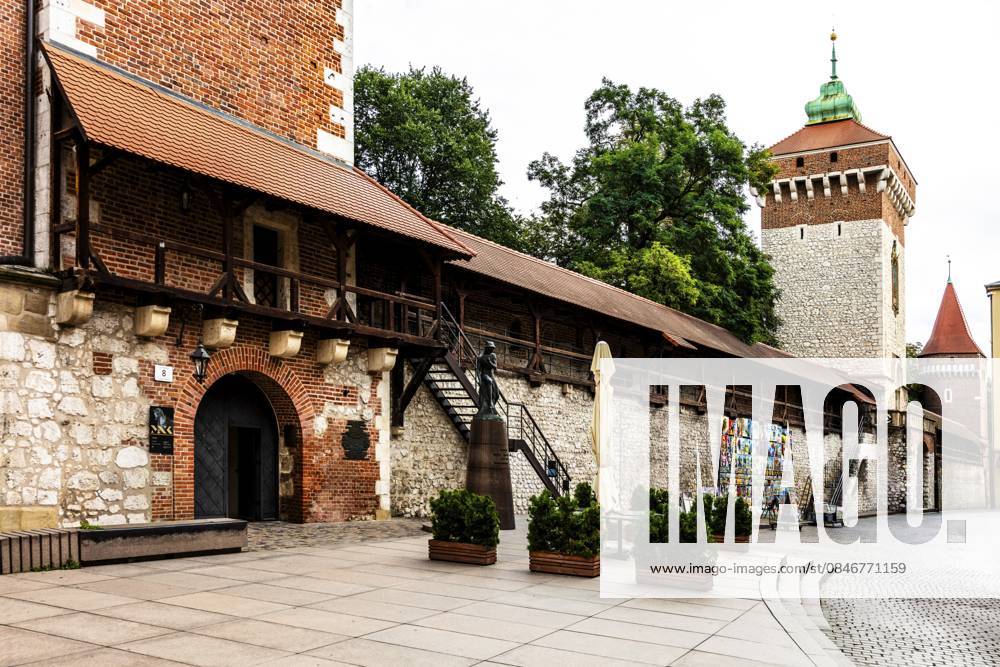 Florianstor mit Stadtmauer und Wehrtürmen, Krakau, Polen Florian s Gate with city wall and defensive towers, Krakow, Poland