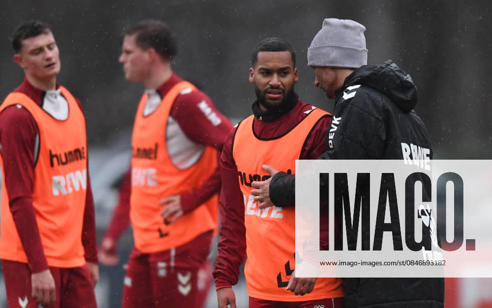 Fussball 1.Bundesliga, 1.FC Koeln , Training. Linton Maina , links ( 1.FC Köln ) wird von Physiotherapeut Daniel Schütz behandelt. Koeln