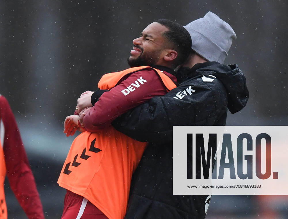 Fussball 1.Bundesliga, 1.FC Koeln , Training. Linton Maina , links ( 1.FC Köln ) wird von Physiotherapeut Daniel Schütz behandelt. Koeln
