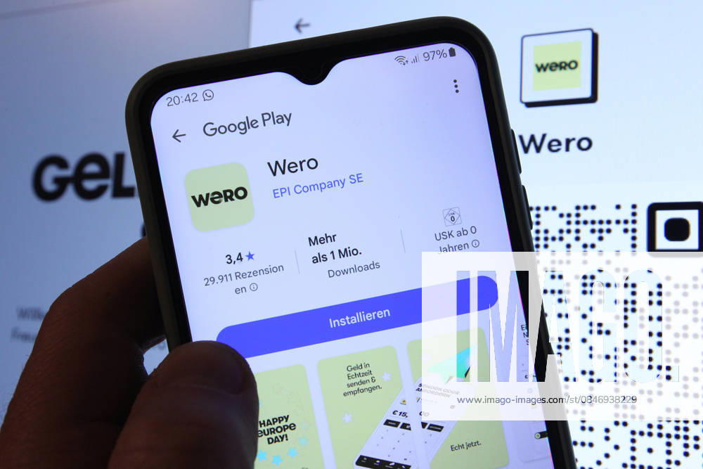 Auf einem Smartphone wurde die App vom Zahlungsdienst Wero bei Google Play aufgerufen worden. Dahinter wurde auf einem Laptop die Website von Wero aufgerufen. Symbolbild Symbolfoto. Schnelsen Hamburg