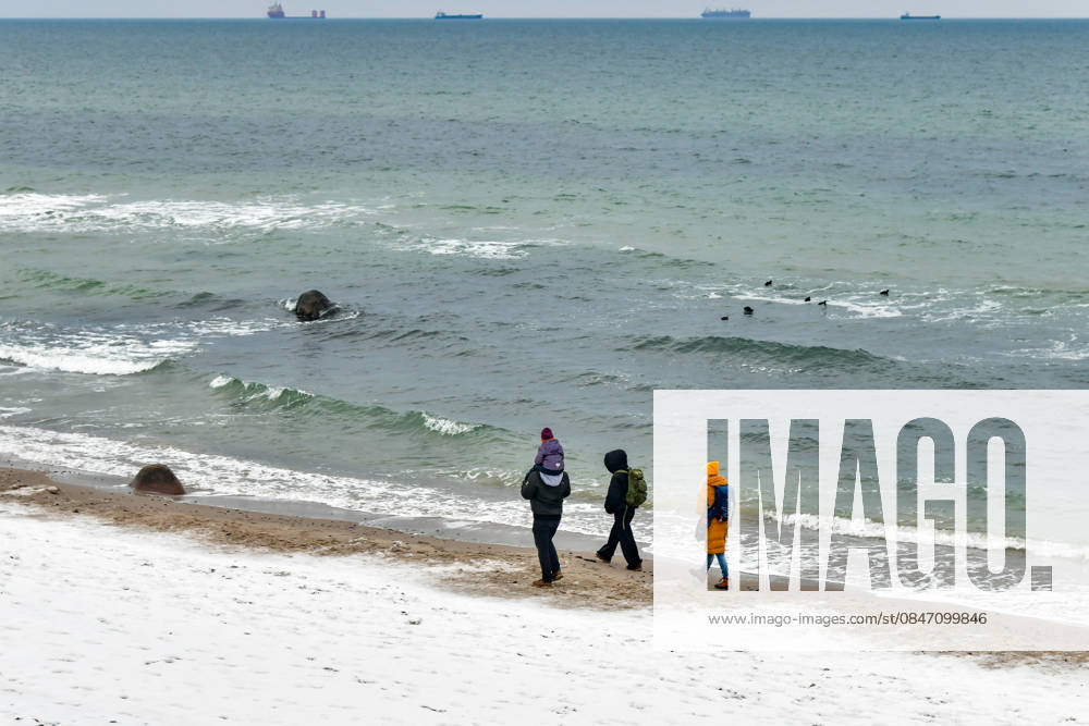 Ostsee im Winter Menschen spazieren am 7.2.26 über den winterlichen Ostseestrand an der Wilhelmshöhe bei Warnemünde. Warnemünde Mecklenburg Vorpommern Deutschland _JK15318