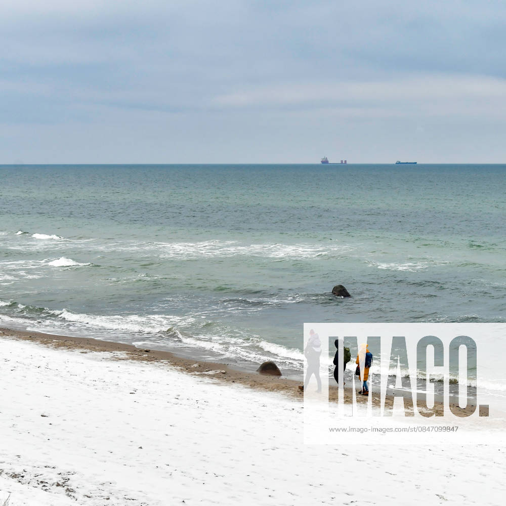 Ostsee im Winter Menschen spazieren am 7.2.26 über den winterlichen Ostseestrand an der Wilhelmshöhe bei Warnemünde. Warnemünde Mecklenburg Vorpommern Deutschland _JK15319