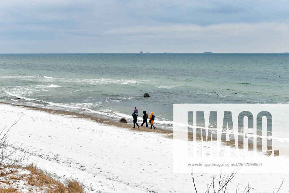 Ostsee im Winter Menschen spazieren am 7.2.26 über den winterlichen Ostseestrand an der Wilhelmshöhe bei Warnemünde. Warnemünde Mecklenburg Vorpommern Deutschland _JK15320