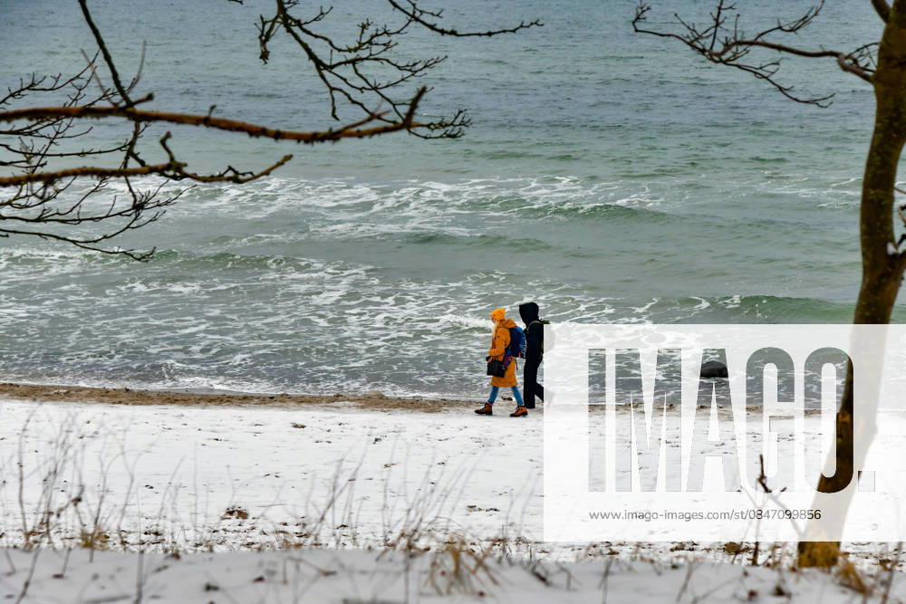 Ostsee im Winter Menschen spazieren am 7.2.26 über den winterlichen Ostseestrand an der Wilhelmshöhe bei Warnemünde. Warnemünde Mecklenburg Vorpommern Deutschland _JK15336