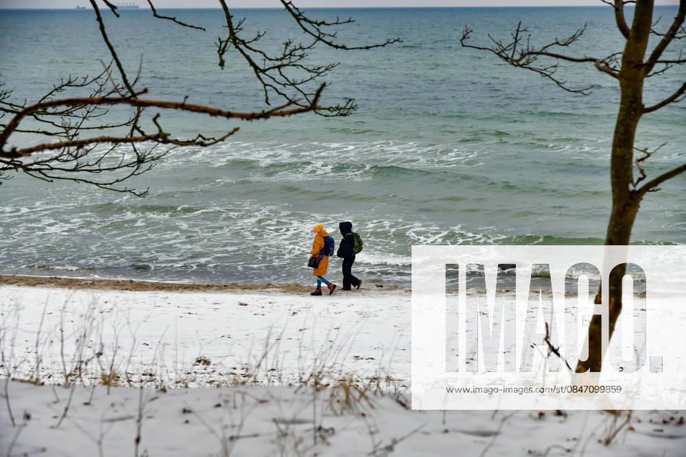 Ostsee im Winter Menschen spazieren am 7.2.26 über den winterlichen Ostseestrand an der Wilhelmshöhe bei Warnemünde. Warnemünde Mecklenburg Vorpommern Deutschland _JK15341