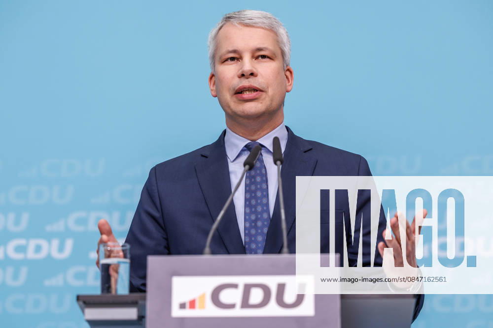 Pressekonferenz mit dem Generalsekretär der CDU Deutschlands, Dr. Carsten Linnemann MdB und dem Ersten Parlamentarischen Geschäftsführer der CDU CSU-Bundestagsfraktion, Steffen Bilger MdB am 09.02.2026 in Berlin. Pressekonferenz mit dem Generalsekretär der CDU Deutschlands, Dr. Carsten Linnemann MdB und dem Ersten Parlamentarischen Geschäftsführer der CDU CSU-Bundestagsfraktion, Steffen Bilger MdB am 09.02.2026 in Berlin. Steffen Bilger spricht zu den Anwesenden. Berlin Berlin Deutschland CDU-Bundesgeschäftsstelle (Konrad-Adenauer-Haus)