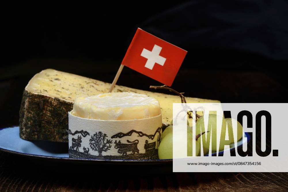Teller mit Schweizer Käse, Gstaader Bergkäse mit Kräutern und Rahmkäse Fette Berta , Schweiz Plate of Swiss cheese, Gstaad mountain cheese with herbs and cream cheese Fette Berta , Switzerland
