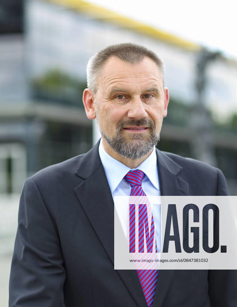 Deutschland, Sachsen, Dresden, Porträt von Marko Schiemann (CDU), Mitglied des Sächsischen Landtags, hier vor dem Sächsischen Landtag fotografiert