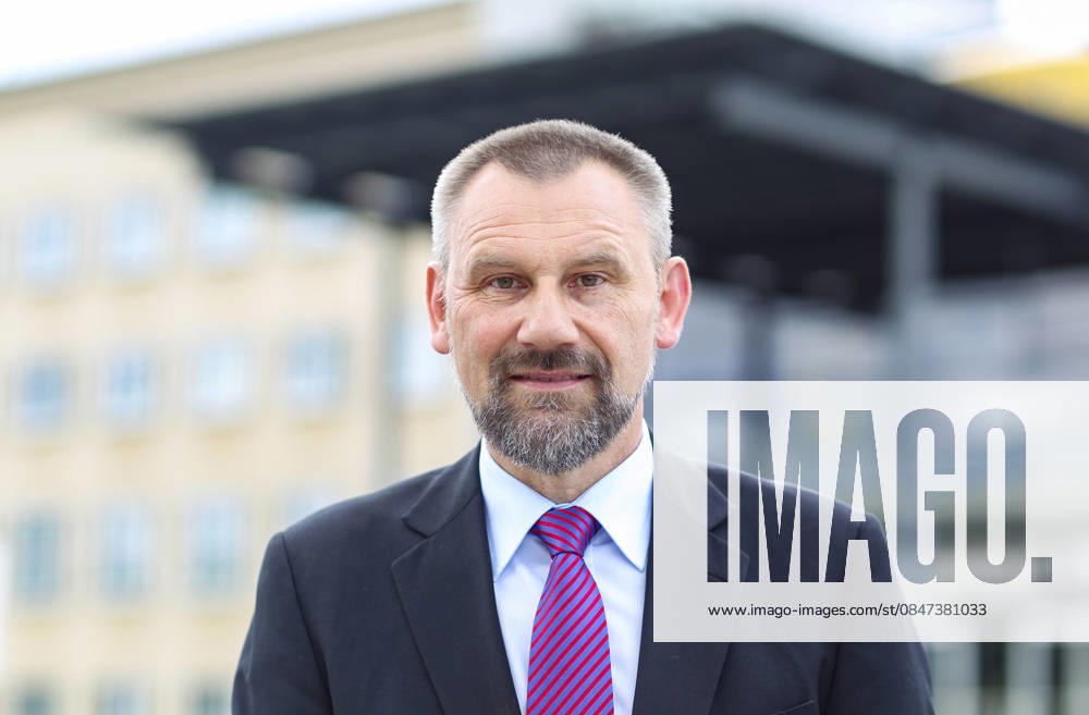 Deutschland, Sachsen, Dresden, Porträt von Marko Schiemann (CDU), Mitglied des Sächsischen Landtags, hier vor dem Sächsischen Landtag fotografiert