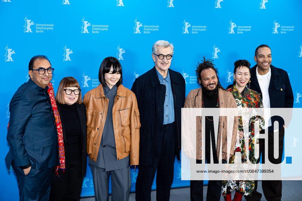 Berlin Berlinale, 76. internationale Filmfestspiele Berlin 2026 v.L. Shivendra Singh Dungarpur, Ewa Puszcyriska, Bae Doona, Wim Wenders, Min Bahadur, Hikari, Reinaldo Marcus Green Photo Call International Jury Berlinale, 76. internationale Filmfestspiele Berlin 2026 -Pressefoto Roger Buerke