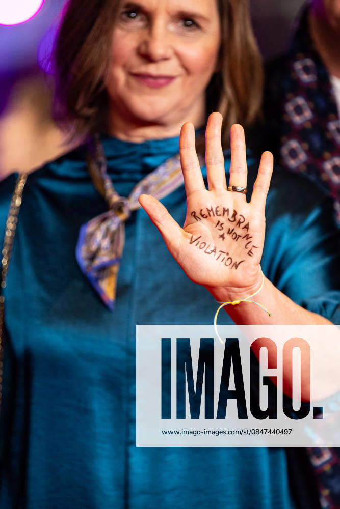 Berlin Berlinale, 76. internationale Filmfestspiele Berlin 2026 Katrin Goering-Eckardt mit Message auf der Hand Remembrance is not a violation Eroeffnungsfeier Berlinale Palast, Roter Teppich Berlinale, 76. internationale Filmfestspiele Berlin 2026 -Pressefoto Roger Buerke