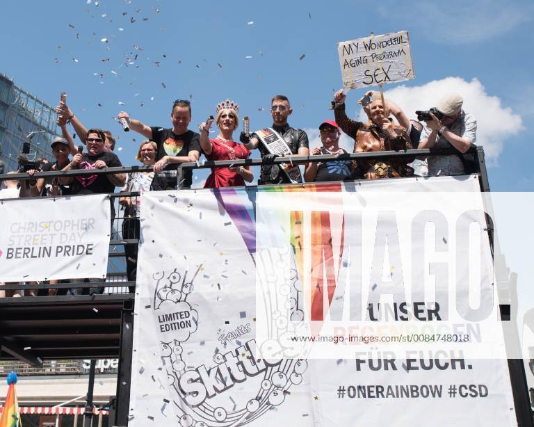 Christopher Street Day in Berlin Hunderttausende feiern in Berlin, am 28.07.2018, die 40. CSD-Parade zwischen Kurfürsdendamm und Brandenburger Tor. Unter dem Motto Mein Körper - meine Identität - mein Leben! wurde dieses mal für die Rechte von Lesben, Schwulen, Bisexuellen, Transsexuellen, Transgendern, Intersexuellen und Queeren demonstriert., Berlin Berlin Deutschland Mitte