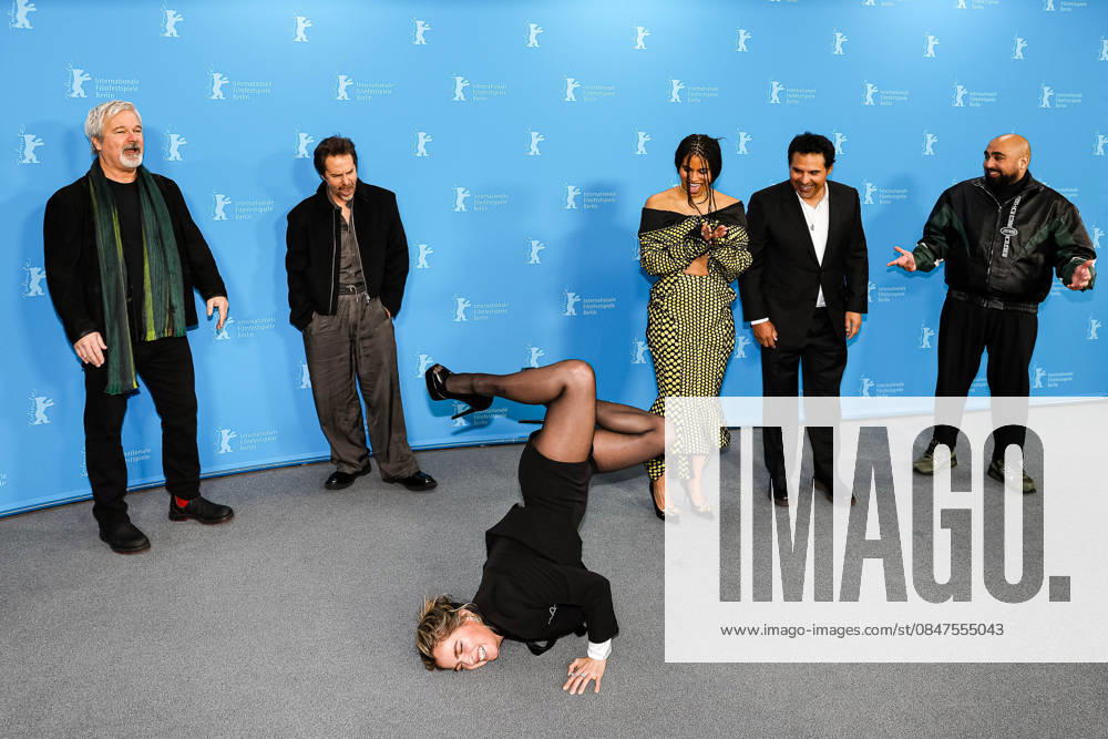 Berlin Berlinale, 76. internationale Filmfestspiele Berlin 2026 Photo Call Fun shoot GOOD LUCK, HAVE FUN, DONT DIE Gore Verbinski (Regisseur Director) Sam Rockwell (Schauspieler Actor) Zazie Beetz (Schaupielerin Actor) Haley Lu Richardson (Schaupielerin Actor) on the floor Michael Pena (Schauspieler Actor) Asim Chaudhry (Schauspieler Actor) Berlinale, 76. internationale Filmfestspiele Berlin 2026, 13.02.2026 -Pressefoto Roger Buerke