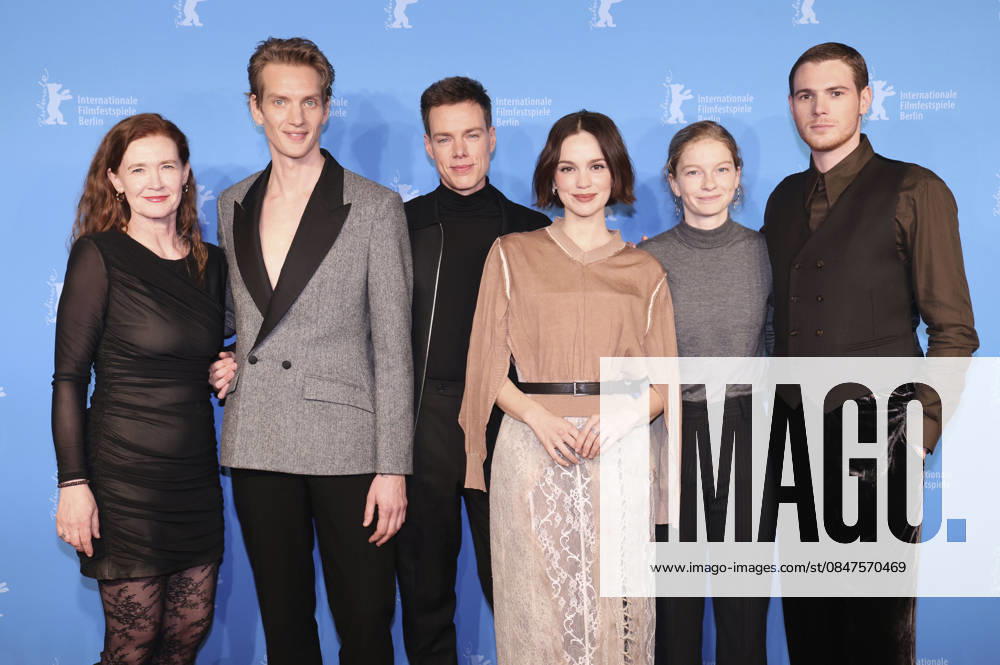 Julika Jenkins, Paul Boche, Kai Stänicke, Emilia Schüle, Stephanie Amarell und Philip Froissant beim Photocall zum Kinofilm Der Heimatlose Trial of Hein auf der Berlinale 2026 76. Internationale Filmfestspiele Berlin im Hotel Grand Hyatt. Berlin