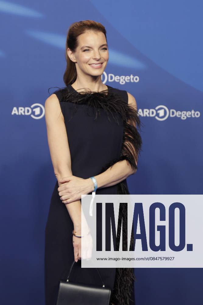 Yvonne Catterfeld, bei der ARD BLUE HOUR 2026, Party zur 76. Internationalen Filmfestspiele Berlin, Berlinale, im Telegraphenamt in Berlin, Roter Teppich,