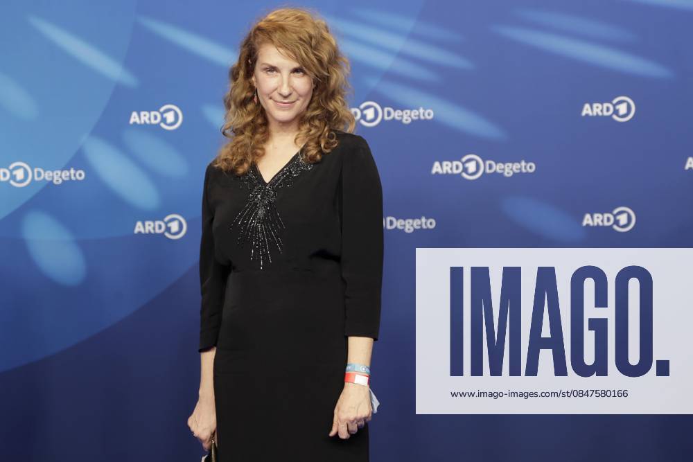 Chiara Schoras, bei der ARD BLUE HOUR 2026, Party zur 76. Internationalen Filmfestspiele Berlin, Berlinale, im Telegraphenamt in Berlin, Roter Teppich,