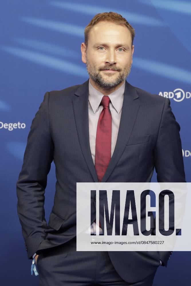 Max Riemelt, bei der ARD BLUE HOUR 2026, Party zur 76. Internationalen Filmfestspiele Berlin, Berlinale, im Telegraphenamt in Berlin, Roter Teppich,