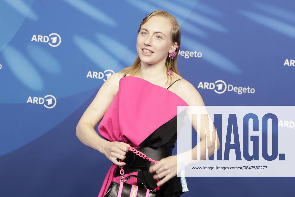 Elisa Schlott, bei der ARD BLUE HOUR 2026, Party zur 76. Internationalen Filmfestspiele Berlin, Berlinale, im Telegraphenamt in Berlin, Roter Teppich,