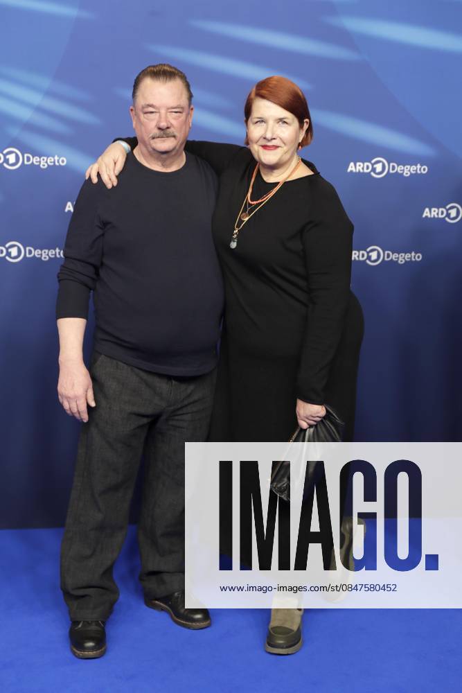 Peter Kurth, Ehefrau, bei der ARD BLUE HOUR 2026, Party zur 76. Internationalen Filmfestspiele Berlin, Berlinale, im Telegraphenamt in Berlin, Roter Teppich,