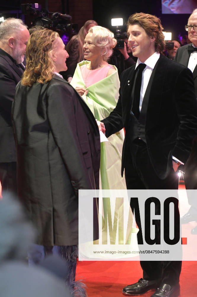 Tricia Tuttle, Pamela Anderson und Lukas Gage bei der Premiere des Kinofilms Rosebush Pruning auf der Berlinale 2026 76. Internationale Filmfestspiele Berlin im Berlinale Palast. Berlin