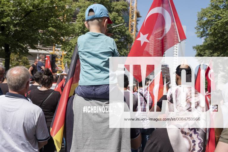 Demonstration unter dem Motto ICH BIN ÖZIL gegen die rassistische Hetzberichterstattung der Axel Springer Presse insbesondere der BILD Zeitung vor dem Verlagsgebäude in Berlin Demonstration unter dem Motto ICH BIN ÖZIL