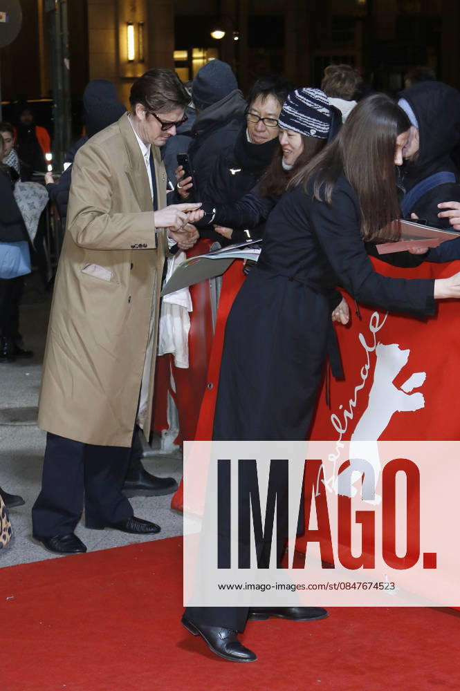 Sam Riley mit Ehemann Alexandra Maria Lara bei der Premiere der BBC-Serie Mint auf der Berlinale 2026 76. Internationale Filmfestspiele Berlin im Zoo Palast. Berlin