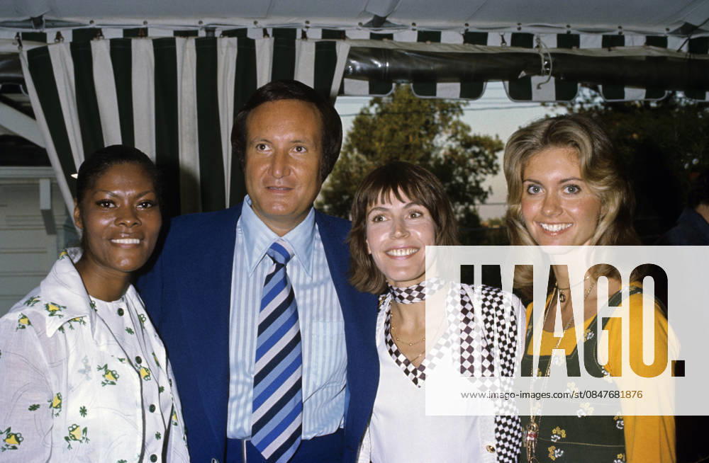 Dionne Warwick, Clive Davis, Helen Reddy and Olivia Newton-John circa 1970s