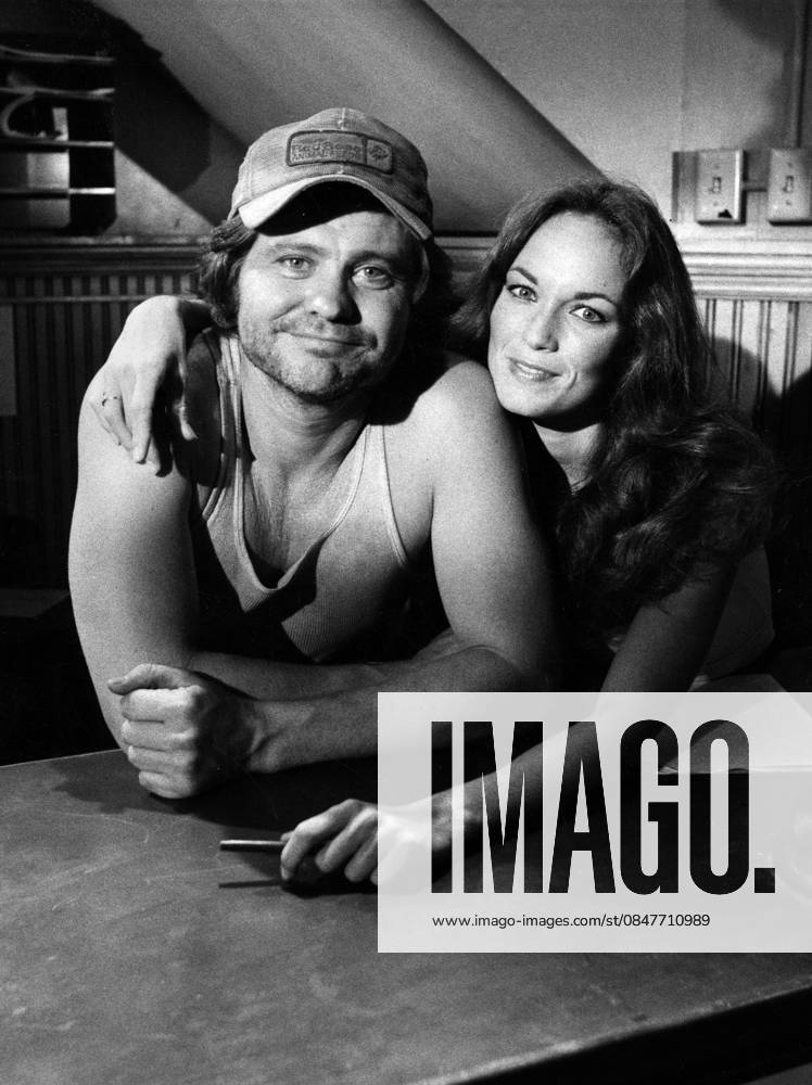 The Dukes of Hazzard Ben Jones, Catherine Bach circa 1980 ** I.V.