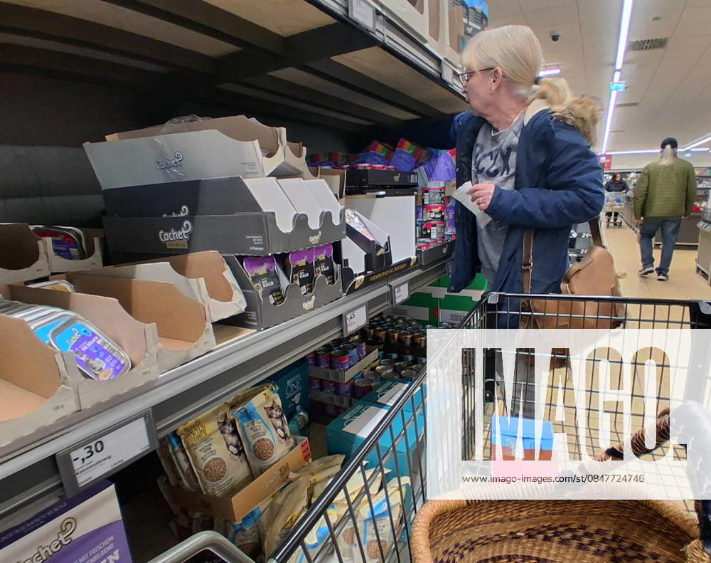 Aldi-Einkauf zu Zeiten von Inflation. Aldi-Einkauf in einem Supermarkt oder Discounter
