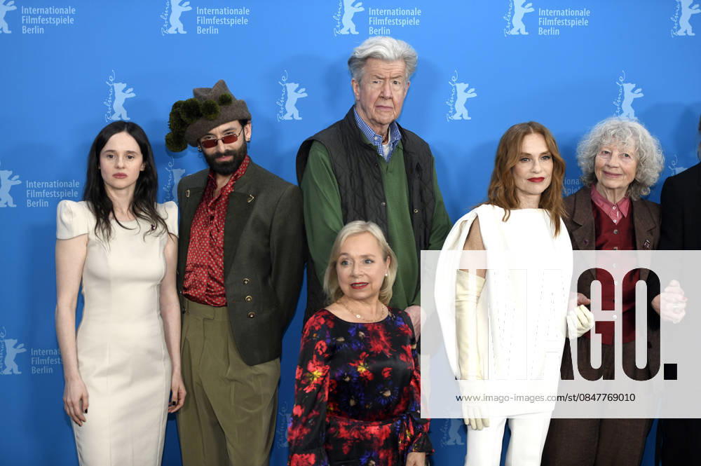 Maresi Riegner, Tom Neuwirth, ChrisTine Urspruch, Marco Lorenzini, Isabelle Huppert und Ulrike Ottinger beim Photocall zum Kinofilm Die Blutgräfin The Blood Countess auf der Berlinale 2026 76. Internationale Filmfestspiele Berlin im Hotel Grand Hyatt. Berlin