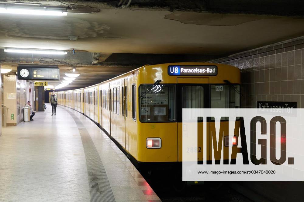 Eine U-Bahn U8 fährt ab am Bahnhof Kottbusser Tor. Deutschland Berlin Berlin