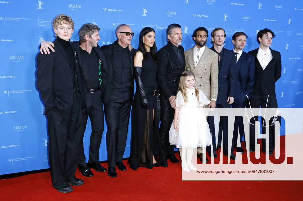 Lucas Lynggaard Tonnesen, Sam Hazeldine, Padraic McKinley, Julia Jones, Ethan Hawke, Avy Berry, Avi Nash, Austin Amelio, Alec Newman und Cameron Brady bei der Premiere des Kinofilms The Weight The Weight - Goldrausch auf der Berlinale 2026 76. Internationale Filmfestspiele Berlin im Zoo Palast. Berlin