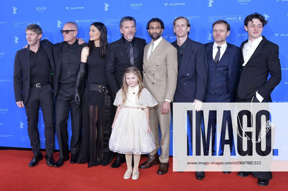 Sam Hazeldine, Padraic McKinley, Julia Jones, Ethan Hawke, Avy Berry, Avi Nash, Austin Amelio, Alec Newman und Cameron Brady bei der Premiere des Kinofilms The Weight The Weight - Goldrausch auf der Berlinale 2026 76. Internationale Filmfestspiele Berlin im Zoo Palast. Berlin