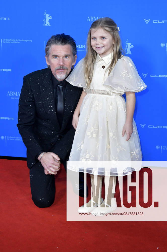 Ethan Hawke und Avy Berry bei der Premiere des Kinofilms The Weight The Weight - Goldrausch auf der Berlinale 2026 76. Internationale Filmfestspiele Berlin im Zoo Palast. Berlin