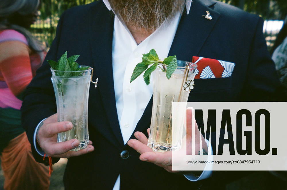 IMAGO Creative, Lifestyle, Feste im Garten #2 Bearded man in suit holding mint cocktails outdoors New Orleans, Louisiana, United States R_QCYJ260217-1966378-01 ,model released, Symbolfoto
