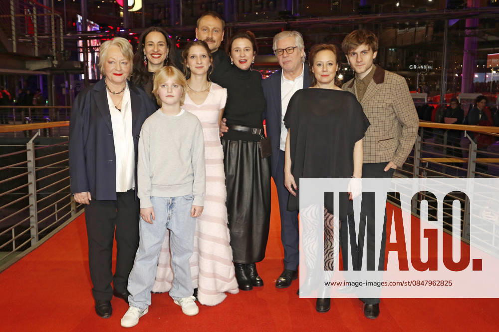 Rahel Ohm, Gina Henkel, Yvon Moltzen, Frida Hornemann, Max Riemelt, Eva Trobisch, Gast, Eva Löbau und Florian Geißelmann bei der Premiere des Kinofilms Etwas ganz Besonders Home Stories auf der Berlinale 2026 76. Internationale Filmfestspiele Berlin im Berlinale Palast. Berlin