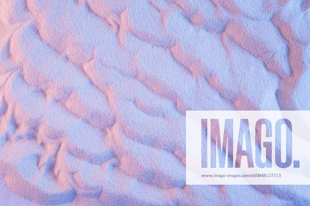 Disco-Violett und blaue Sandtextur mit sanften Wellenstreifen wie Wolken, abstrakter Hintergrund aus Dampf. Disco violet and blue sand texture with smooth ripple stripes as clouds, vapor abstract background. (License=RF)