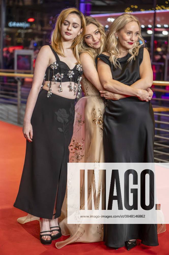 Abb Viola Prettejohn Amanda Seyfried and Mona Fastvold auf dem roten Teppich bei der Film Premiere The Testament of Ann Leeauf der Berlinale 76. Internationale Filmfestspiele im Berlinale Palast am Donnerstag 19.Februar 2026 in Berlin Berlin Deutschland