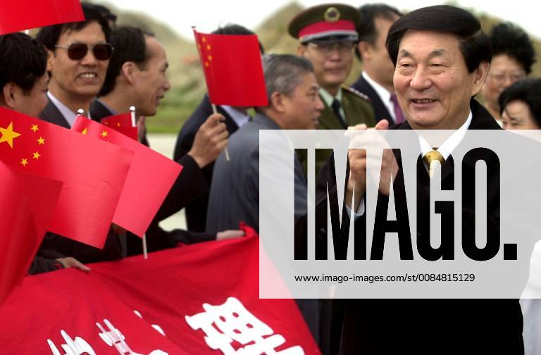 BRU23 - - BRUSSELS, BELGIUM: Chinese Prime Minister Zhu Rongji (R) followed by his wife Lao An (R, hidden) greets the crowd at his arrival at ABELAG airport in Brussels, Wednesday 05 September 2001. Zhu Rongji is on a 2-day official visit to Brussels for EU-China summit. OLIVIERxMATTHYS x704590x
