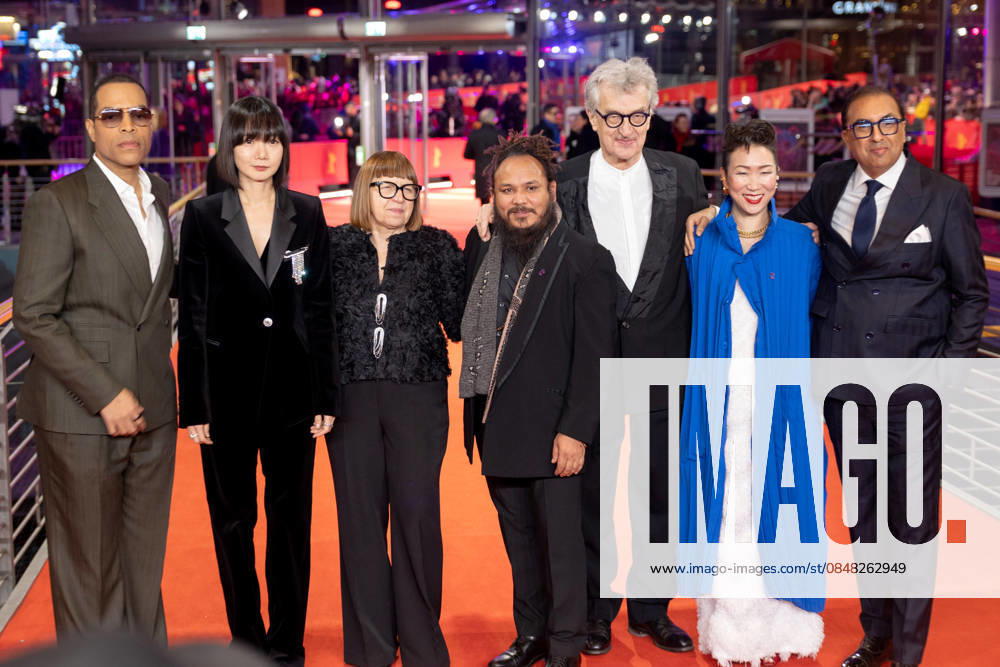 Preisverleihung, Roter Teppich zur Berlinale, Berlin, 21.02.2026 Reinaldo Marcus Green, Bae Doona, Ewa Puszczynska, Min Bahadur Bham, Wim Wenders, Hikari ,Shivendra Singh Dungarpur auf dem Roten Teppich vor der Abschlussgala der 76. Berlinale im Theater am Potsdamer Platz Berlin am 21.02.2026. Die 76. Internationalen Filmfestspiele Berlin finden vom 12. bis 22. Februar 2026 statt. Berlin Theater am Potsdamer Platz