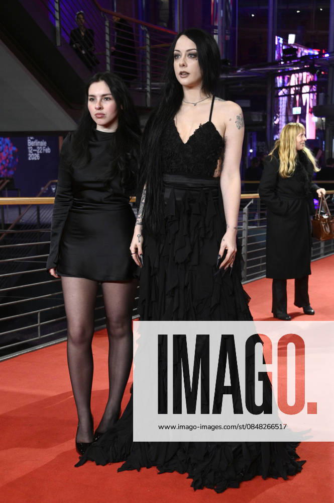 Safiya Benaddi und Alessa Savage bei der Closing Ceremony mit Preisverleihung auf der Berlinale 2026 76. Internationale Filmfestspiele Berlin im Berlinale Palast. Berlin